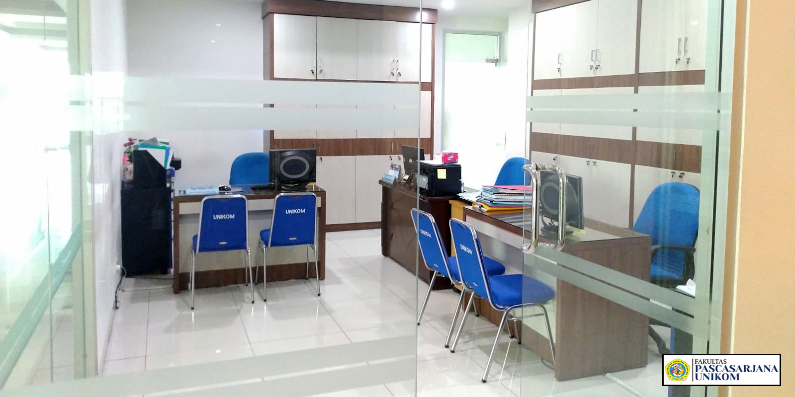 PINTU MASUK RUANG SEKRETARIAT R 12.012 TAMPAK JAUH FIX